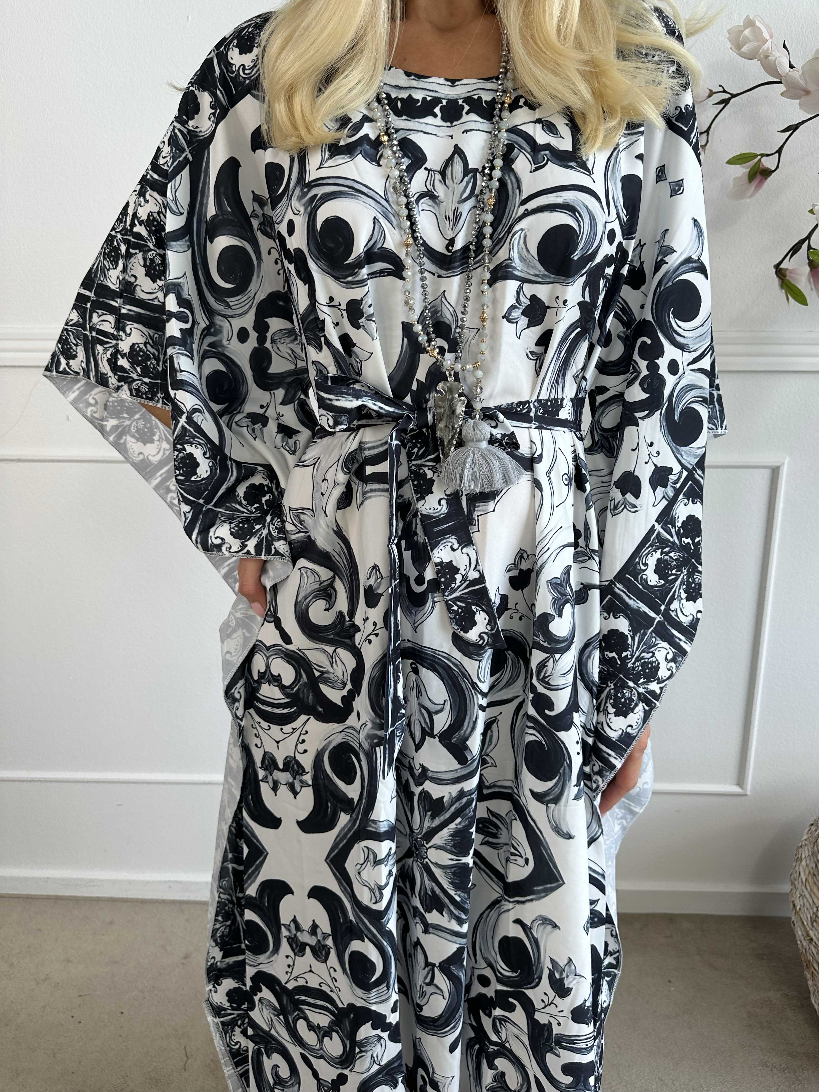 Suna - Lang tunikakjole med smukt mønster